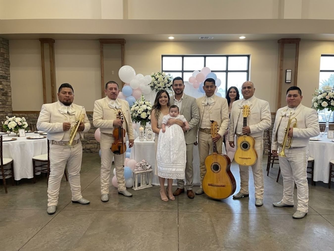 Mariachi Garibaldi con la familia en un bautizo en Maryland