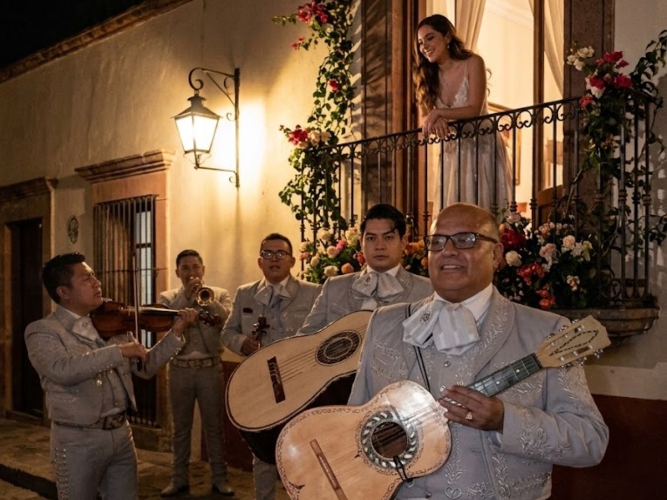 Mariachi Garibaldi dando una serenata de balcón en Maryland