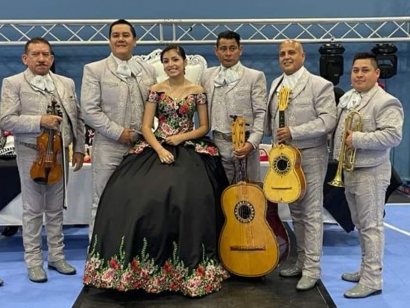 Quinceañera bailando el vals con Mariachi Garibaldi en Maryland